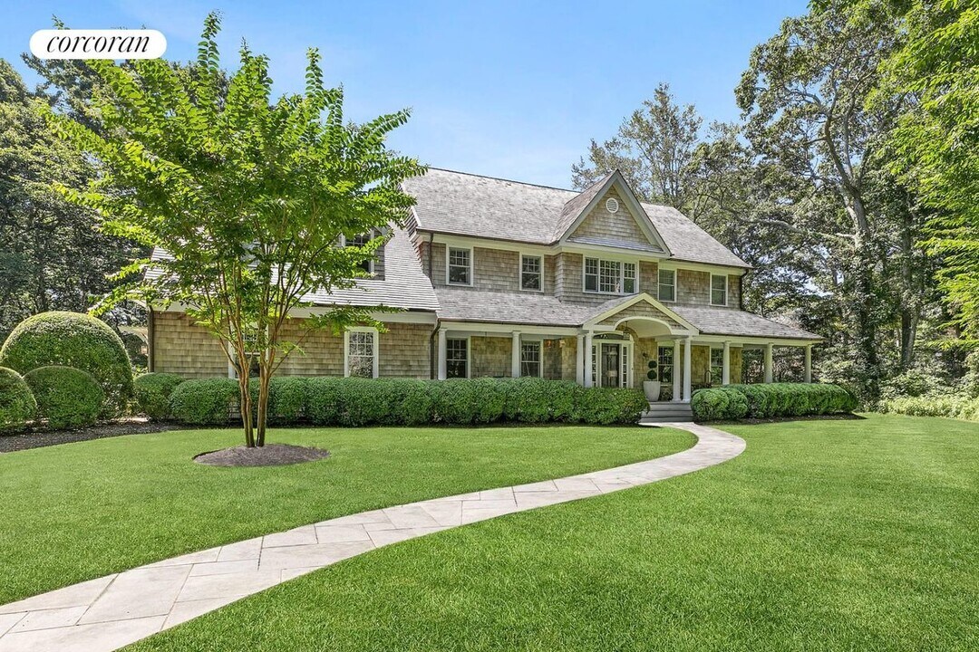 34 Redcoats Ln in Sag Harbor, NY - Building Photo