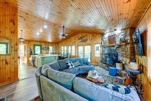 623 Buggy Barn Rd in Cullowhee, NC - Building Photo