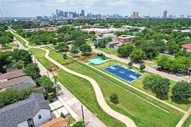 4930 Santa Fe Ave in Dallas, TX - Foto de edificio - Building Photo