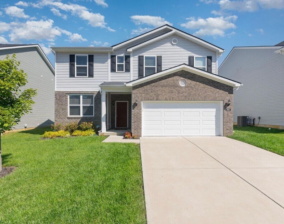 4021 White Pne Ln in La Grange, KY - Foto de edificio