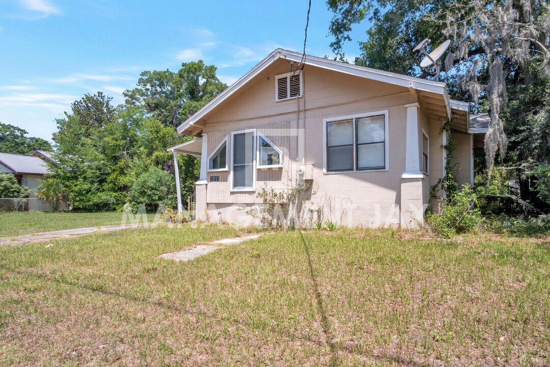 1011 Alderside St in Jacksonville, FL - Building Photo