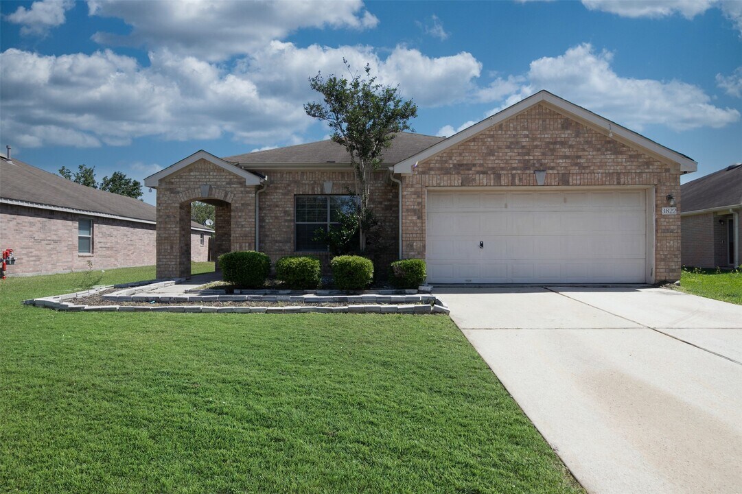 3822 Clobourne Crossing Ln in Friendswood, TX - Building Photo