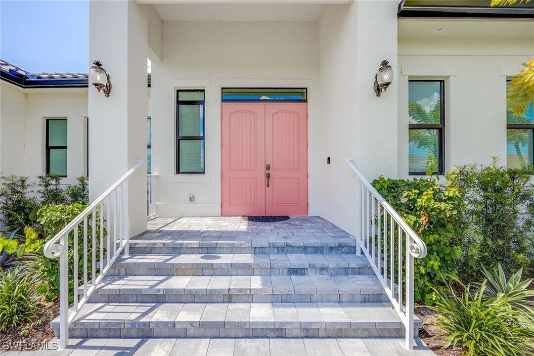 18457 Royal Hammock Blvd in Naples, FL - Building Photo