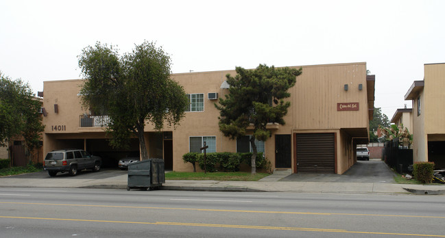 14011 Sherman Way in Van Nuys, CA - Building Photo - Building Photo