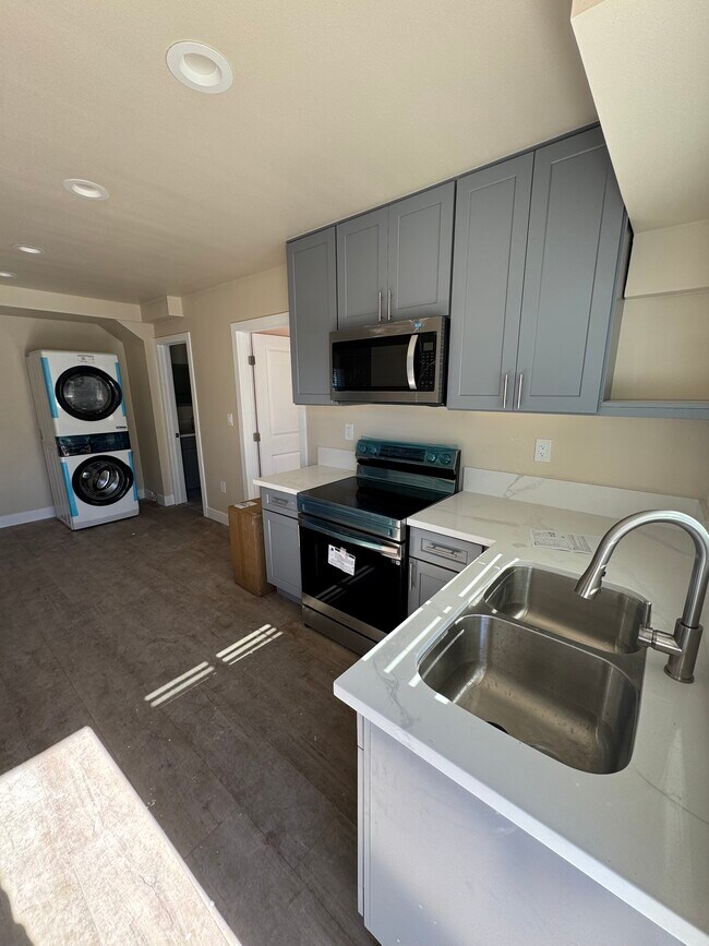 921 E 6th St, Unit 921 in Pomona, CA - Building Photo - Building Photo