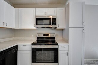 131 Lakewood Dr in Clute, TX - Building Photo - Building Photo