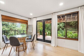 4375 Fernbrook Dr in Mercer Island, WA - Building Photo - Building Photo