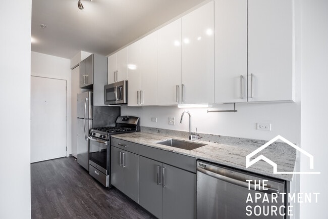 2340 N California Ave in Chicago, IL - Foto de edificio - Building Photo