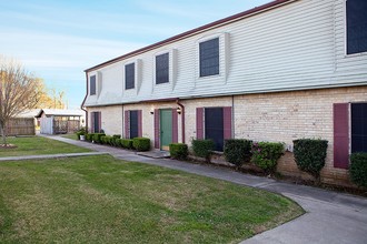 Maison Helena Townhomes in Nederland, TX - Building Photo - Building Photo