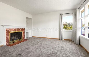 11356 NE Glisan St in Portland, OR - Building Photo - Building Photo