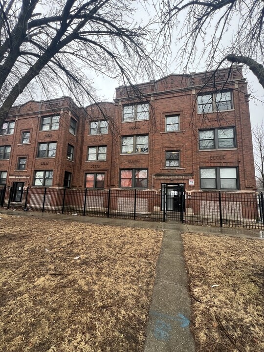 71 E 69th St in Chicago, IL - Building Photo