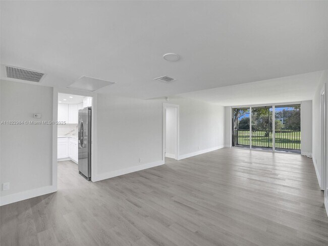 3700 Oaks Clubhouse Dr in Pompano Beach, FL - Building Photo - Building Photo