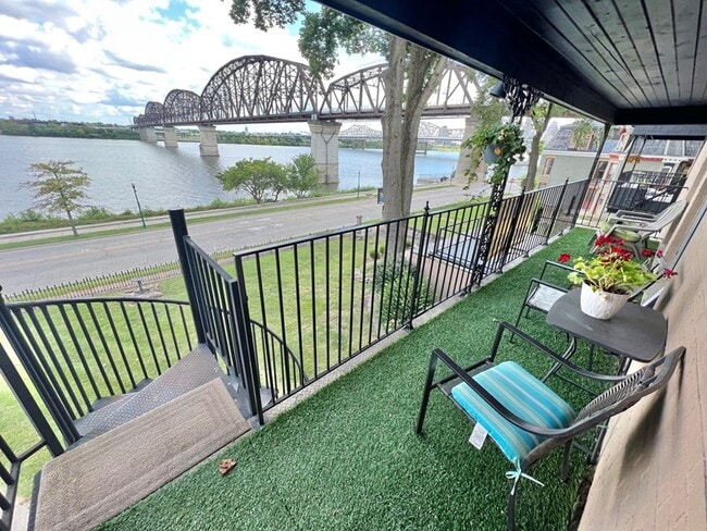 212 Riverside Dr