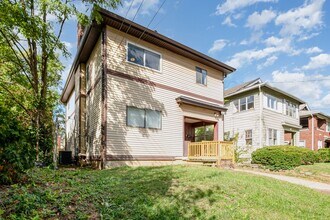 2128 Crane Ave in Cincinnati, OH - Foto de edificio - Building Photo