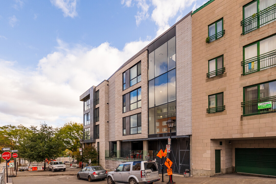 350 Berri Rue in Montréal, QC - Building Photo