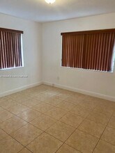 700 SW 5th Ct in Hallandale Beach, FL - Building Photo - Building Photo