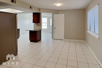 7413 Waterway Dr, Unit 1205 in Fort Worth, TX - Foto de edificio - Building Photo