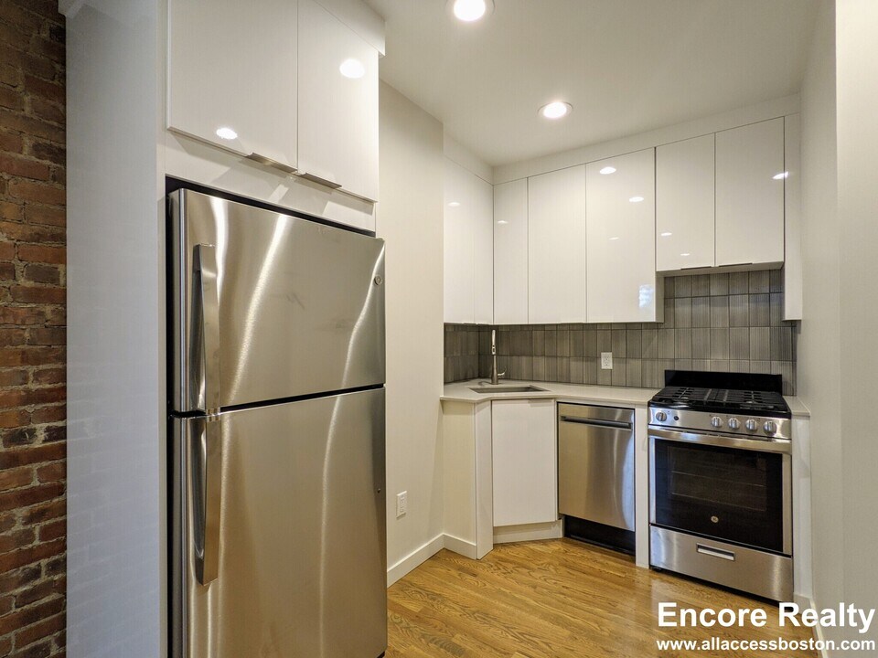 4 Belvidere Pl, Unit #2 in Cambridge, MA - Building Photo