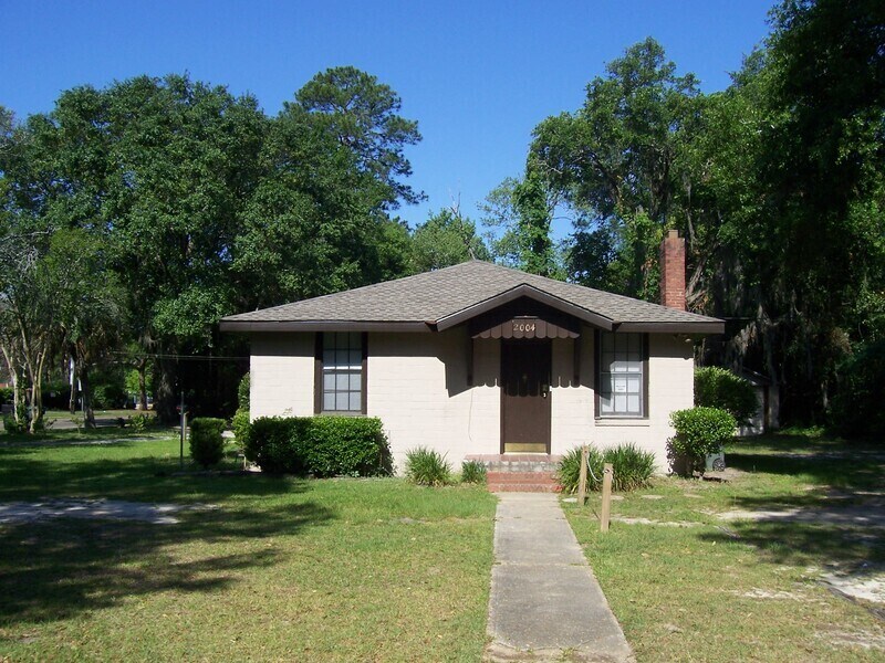 2004 Hollywood Dr in Tallahassee, FL - Building Photo