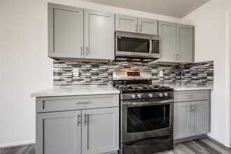 5750 Roehampton Ct in Houston, TX - Building Photo - Building Photo