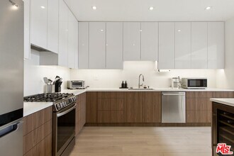 10630 Wilkins Ave in Los Angeles, CA - Foto de edificio - Building Photo