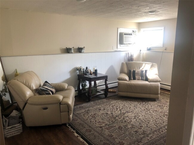 529 Nolting Ave in North Babylon, NY - Foto de edificio - Building Photo