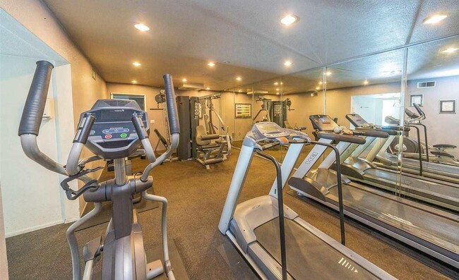 680 Dartmore Ln in Hayward, CA - Foto de edificio - Building Photo