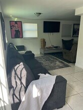 712 SW 7th Terrace in Hallandale Beach, FL - Building Photo - Building Photo