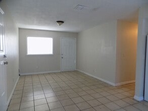 1270 E Harrison St in Oviedo, FL - Foto de edificio - Building Photo