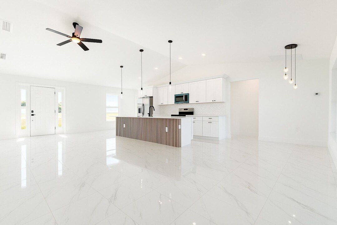 717 NW 19th Terrace in Cape Coral, FL - Foto de edificio