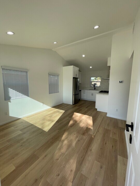 327 Aliso St in Pomona, CA - Foto de edificio