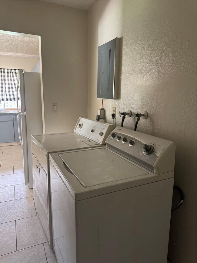 9651 Sunset Strip in Sunrise, FL - Building Photo - Building Photo