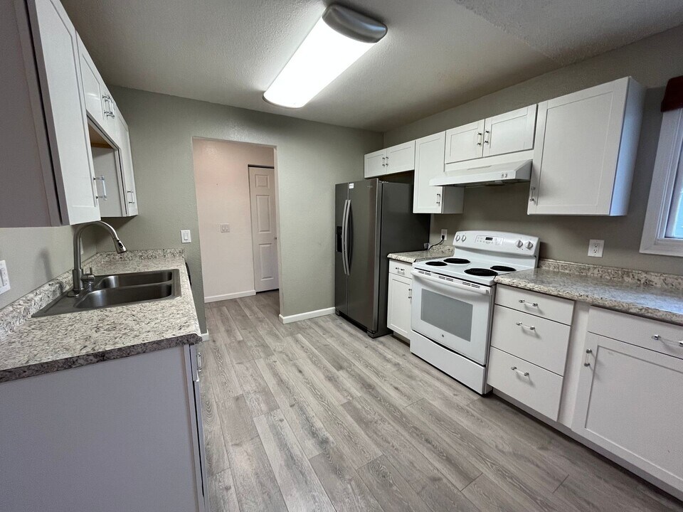 8110 E 16th Ave in Anchorage, AK - Building Photo