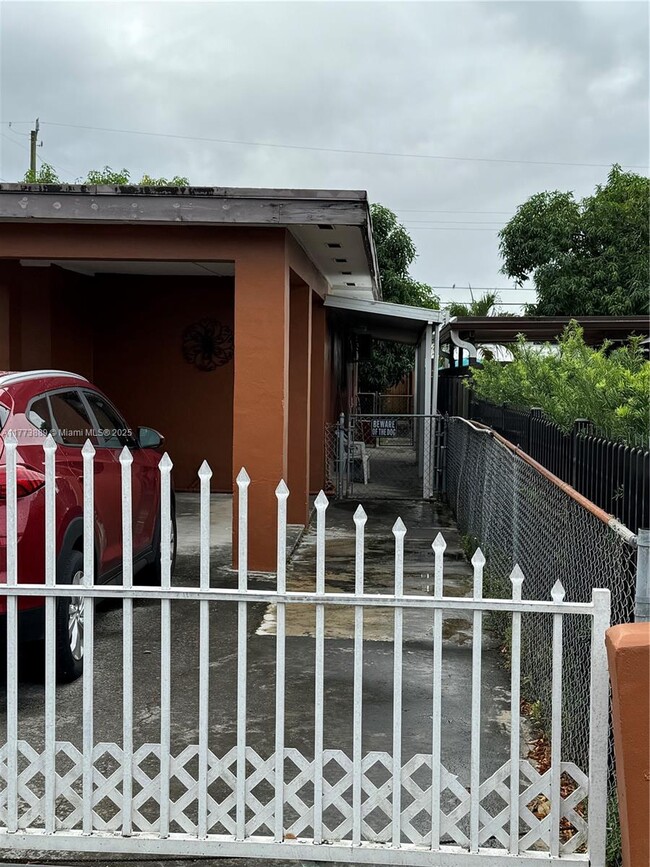 682 E 19th St in Hialeah, FL - Building Photo - Building Photo