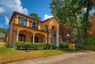 20018 Pinehurst Trail Dr in Humble, TX - Building Photo