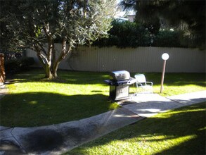 18225 Kingsdale Ave-Unit -101 in Redondo Beach, CA - Building Photo - Building Photo