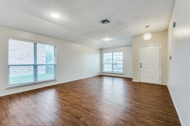 1611 Venus Dr E in Lancaster, TX - Building Photo - Building Photo