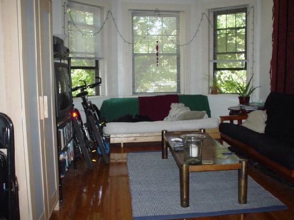 1148 Commonwealth Ave, Unit 5 in Allston, MA - Foto de edificio - Building Photo