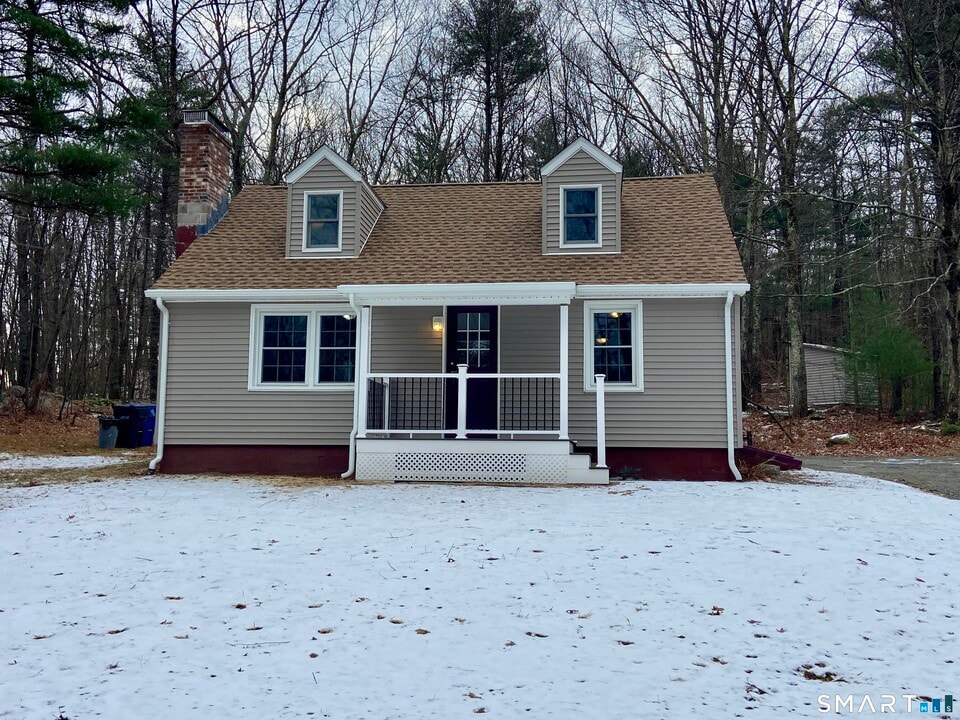 8 S Rd in Ellington, CT - Building Photo