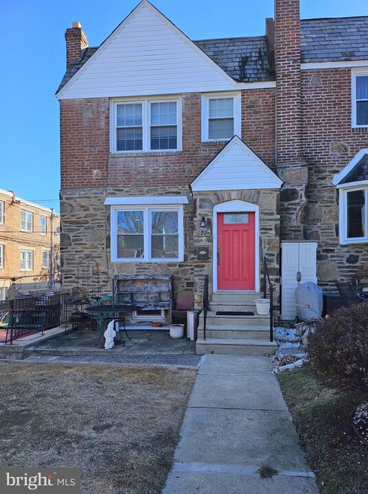 2420 Cedar Ln in Drexel Hill, PA - Building Photo