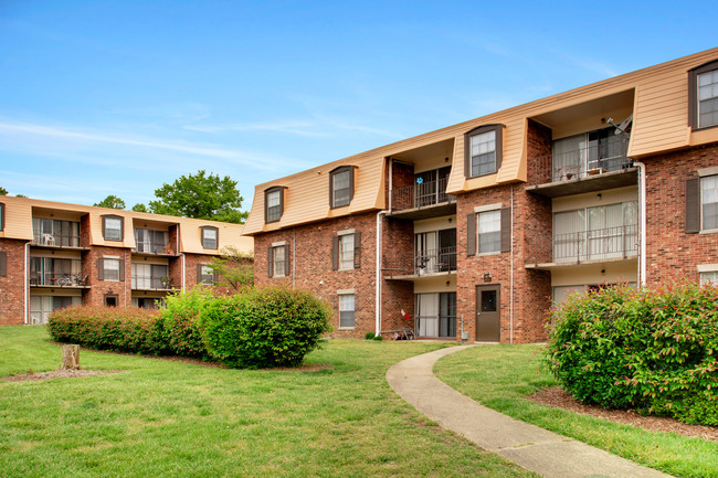 Lemans at Lawndale in Greensboro, NC - Foto de edificio - Building Photo