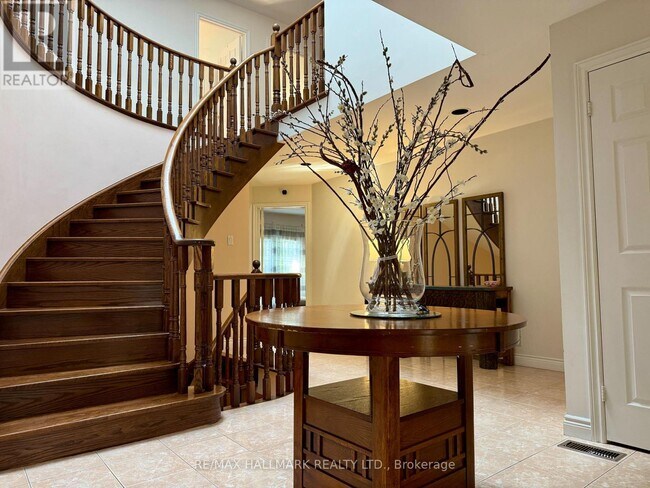 131 Horsham Ave in Toronto, ON - Building Photo - Building Photo
