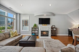 330 N Clinton St in Chicago, IL - Building Photo - Building Photo