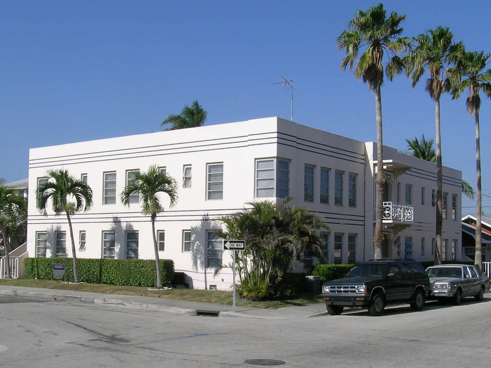 Deshon Apartments in Lake Worth, FL - Building Photo