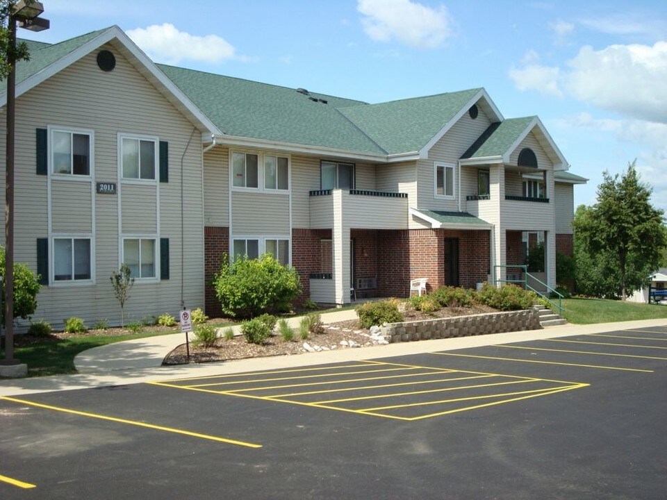 City View Apartments in West Bend, WI - Building Photo