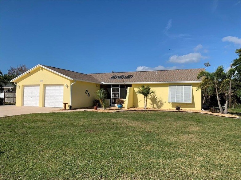 571 Bellaire Dr in Venice, FL - Building Photo