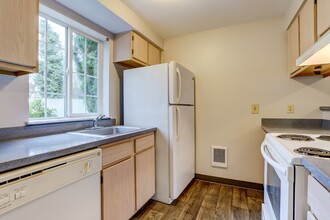 Sherman Street Apartments-LSM-099 in Portland, OR - Building Photo - Interior Photo