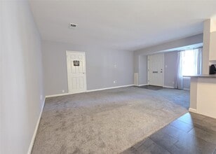 23 Kiowa Ct in Coram, NY - Building Photo - Building Photo