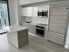 121 NE 34th St, Unit 1604 in Miami, FL - Building Photo - Building Photo