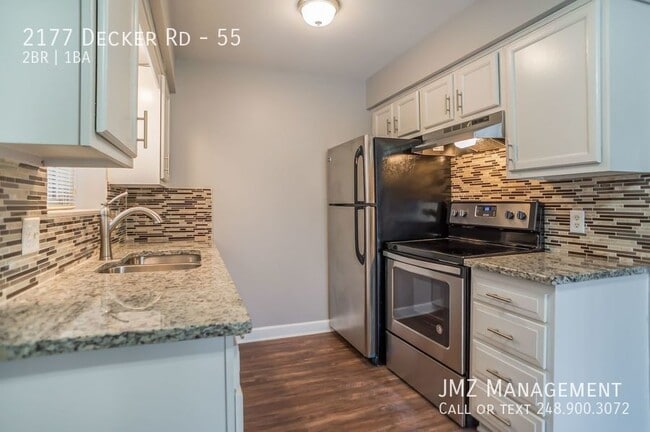 2177 Decker Rd in Walled Lake, MI - Foto de edificio - Building Photo